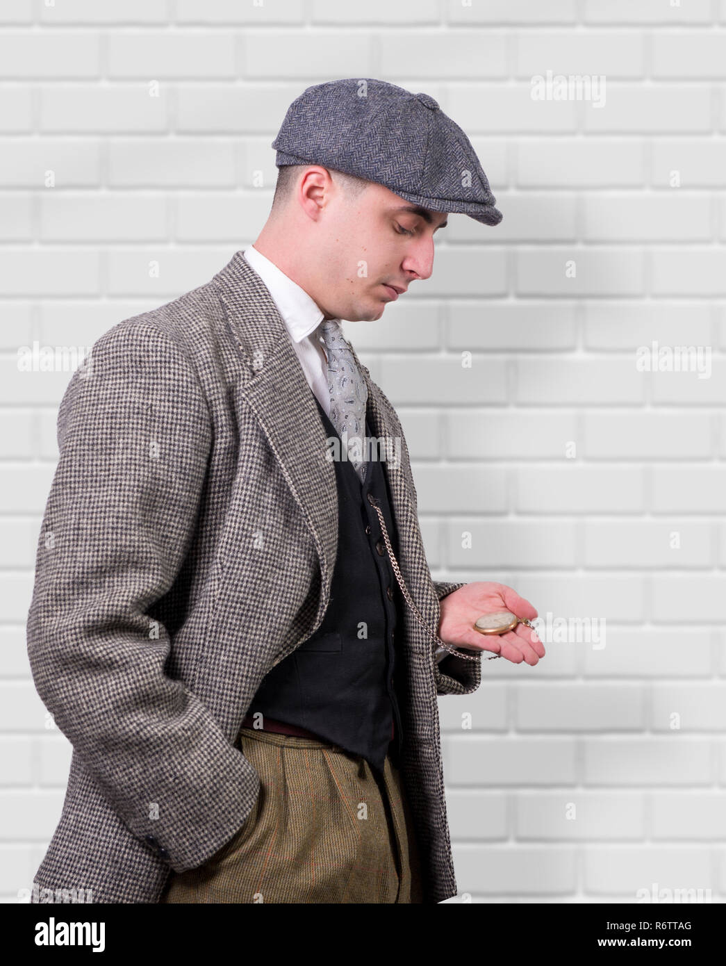 Jeune homme dans des vêtements vintage, à la regarder, 1940 Photo Stock -  Alamy