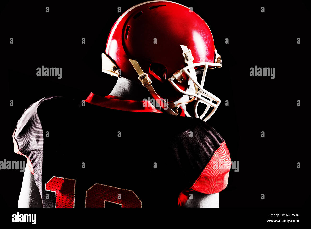 Joueur de football américain dans un casque, regardant sur le côté Banque D'Images