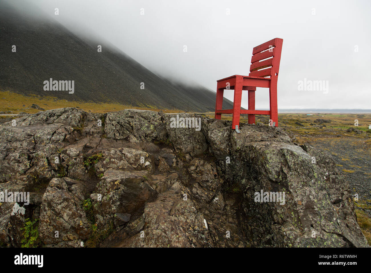 Big Red en bois d'une chaise sur un rocher au bord de mer près de  Eystrahorn, est de l'Islande Photo Stock - Alamy