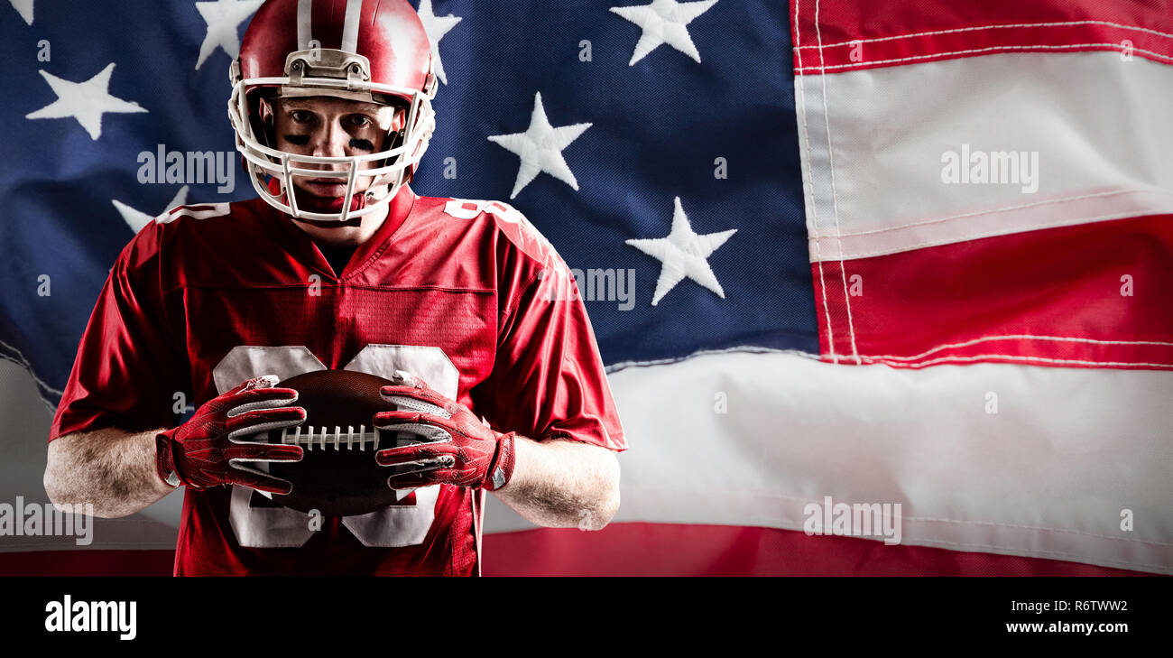 Joueur de football américain debout avec rugby casque et balle contre full  frame of american flag Photo Stock - Alamy