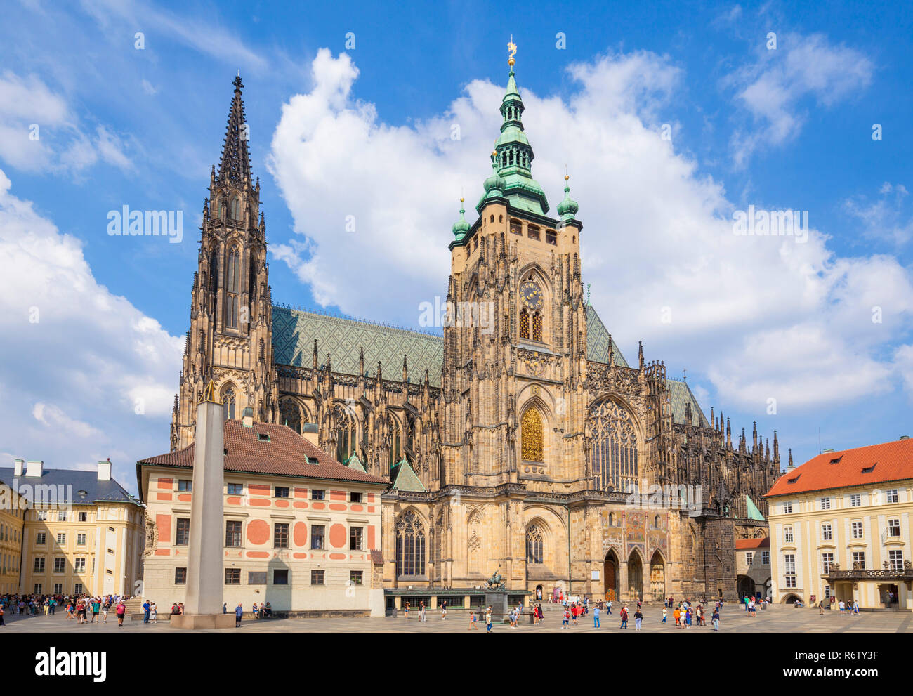 Cathédrale Saint-Guy de Prague Grand tour sud de la cathédrale Katedrála Sv. Víta Troisième cour du château de Prague Prague République Tchèque Europe Banque D'Images