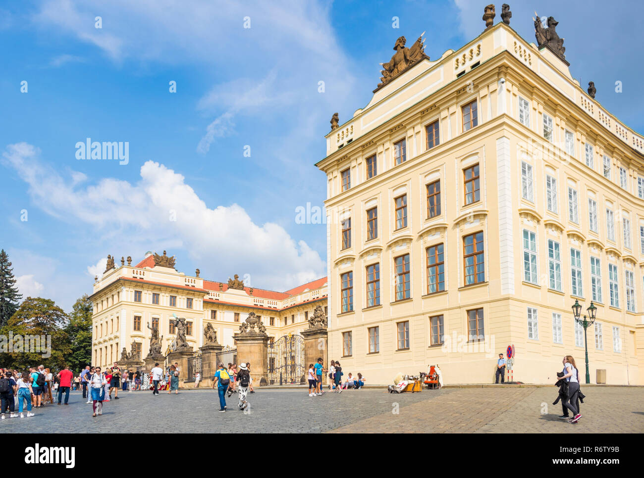Le château de Prague Hradcany Square et première cour du château de Prague Pražský hrad Praha République Tchèque Europe Banque D'Images