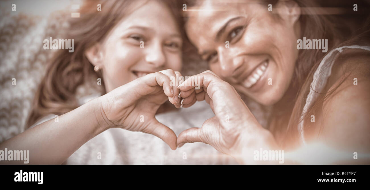 Mère et fille coucher sur lit Banque de photographies et d’images à haute résolution Alamy
