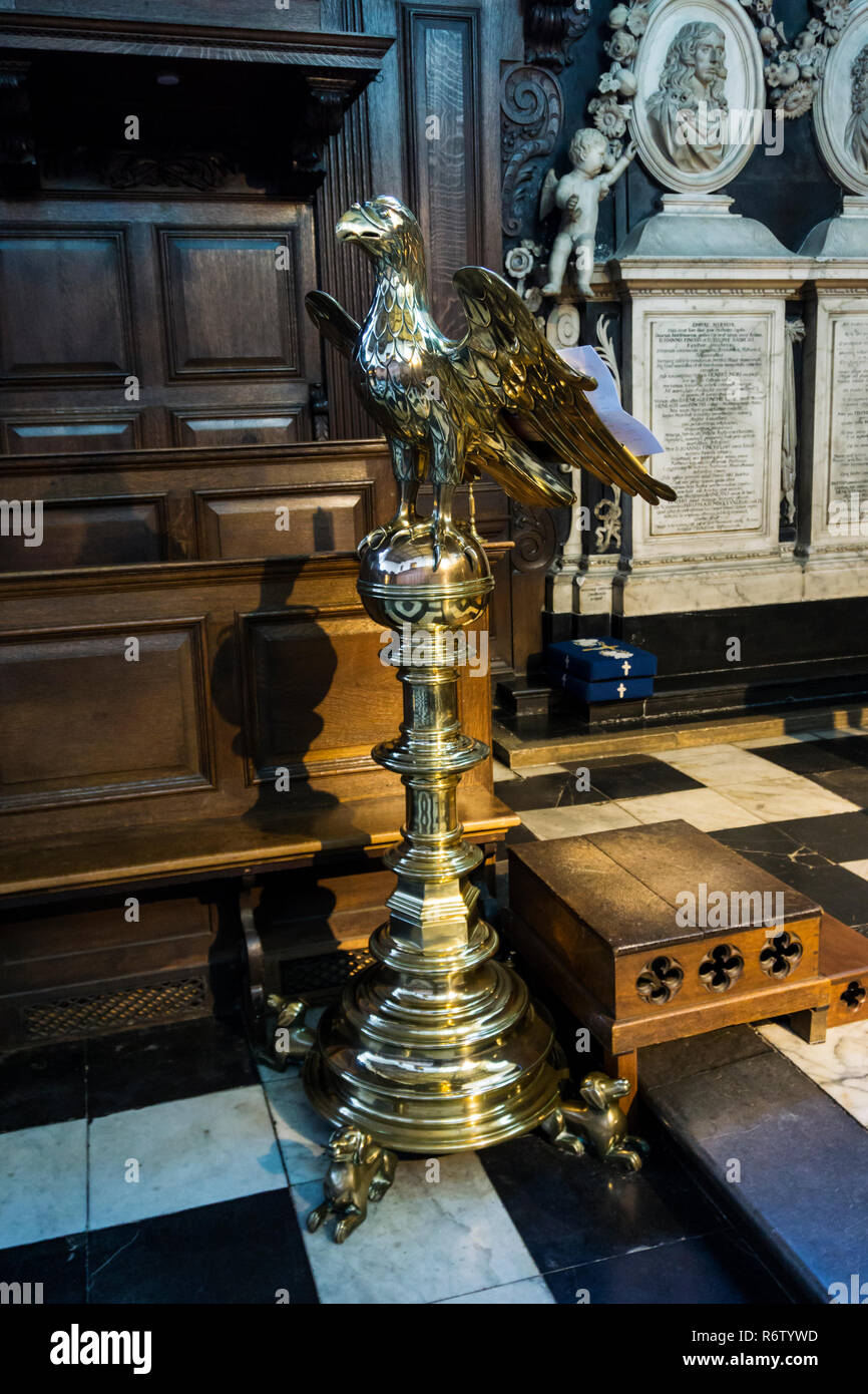 Aigle lutrin en laiton médiévale du Christ's Chapel, Cambridge. Banque D'Images