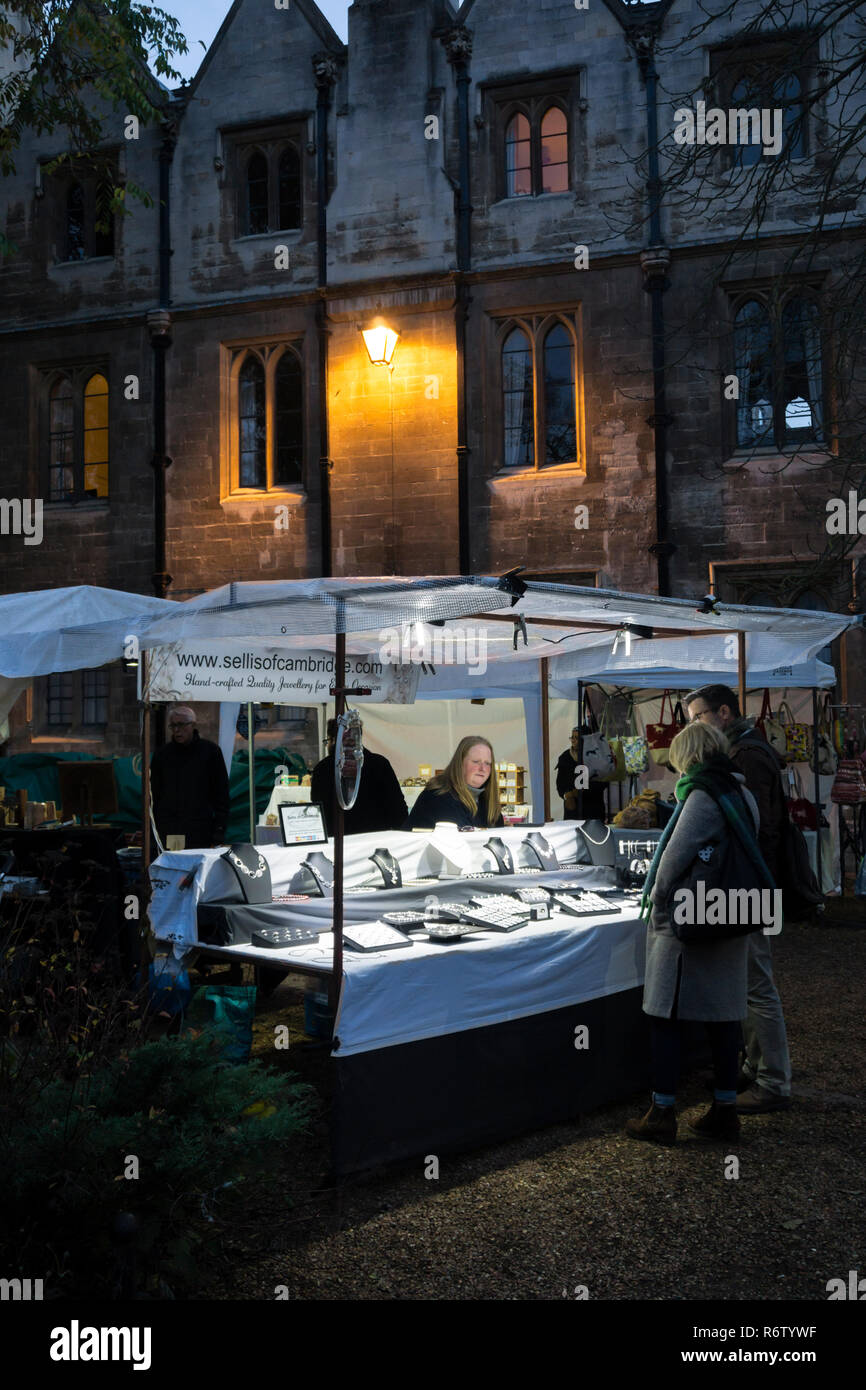 Blocage sur tous les Saints bijoux Jardin Art & Craft Market à Cambridge au crépuscule. Banque D'Images