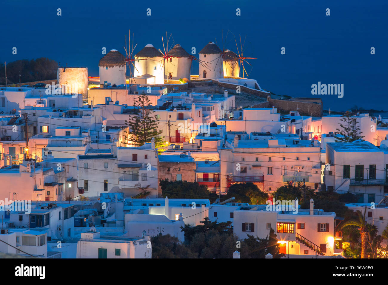 Moulins à vent traditionnels au coucher du soleil, Santorini, Grèce Banque D'Images