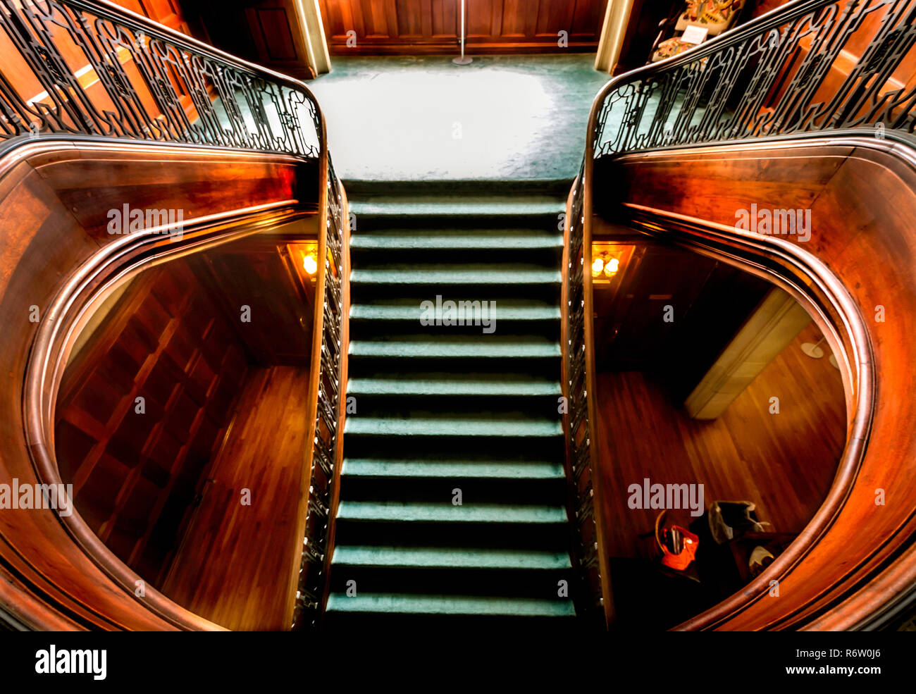 Un escalier conduit au rez-de-chaussée de Callanwolde Fine Arts Center, le 9 juillet 2014, à Atlanta, Géorgie. Banque D'Images