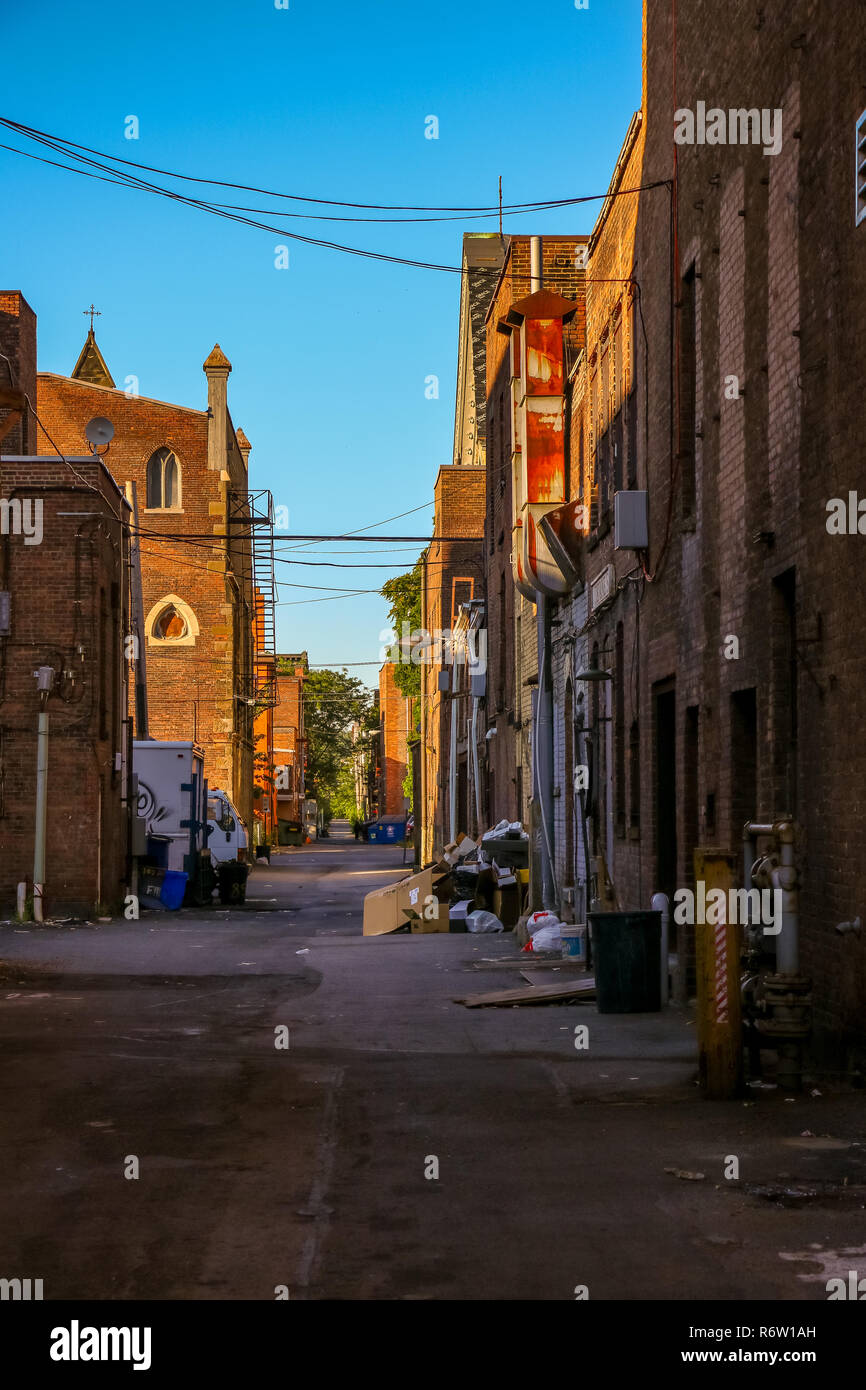 Tôt le matin, ruelle à Troy New York dans l'attente de la nécessité pour le nettoyage des rues et la collecte. Banque D'Images