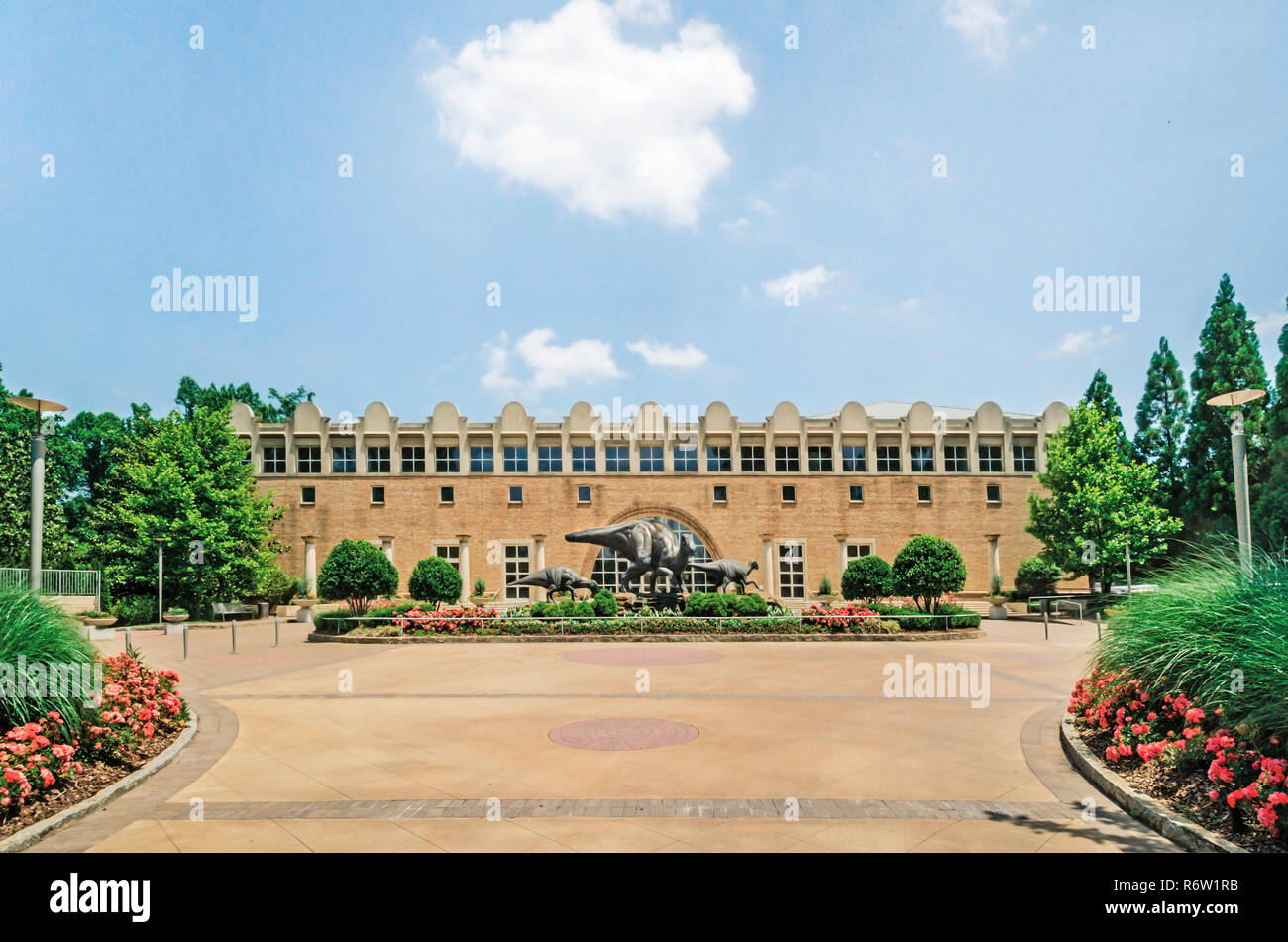 Une allée conduit les visiteurs au Musée d'Histoire Naturelle de Fernbank et Dinosaur Plaza, à Atlanta, Géorgie, le 23 mai 2014. Banque D'Images