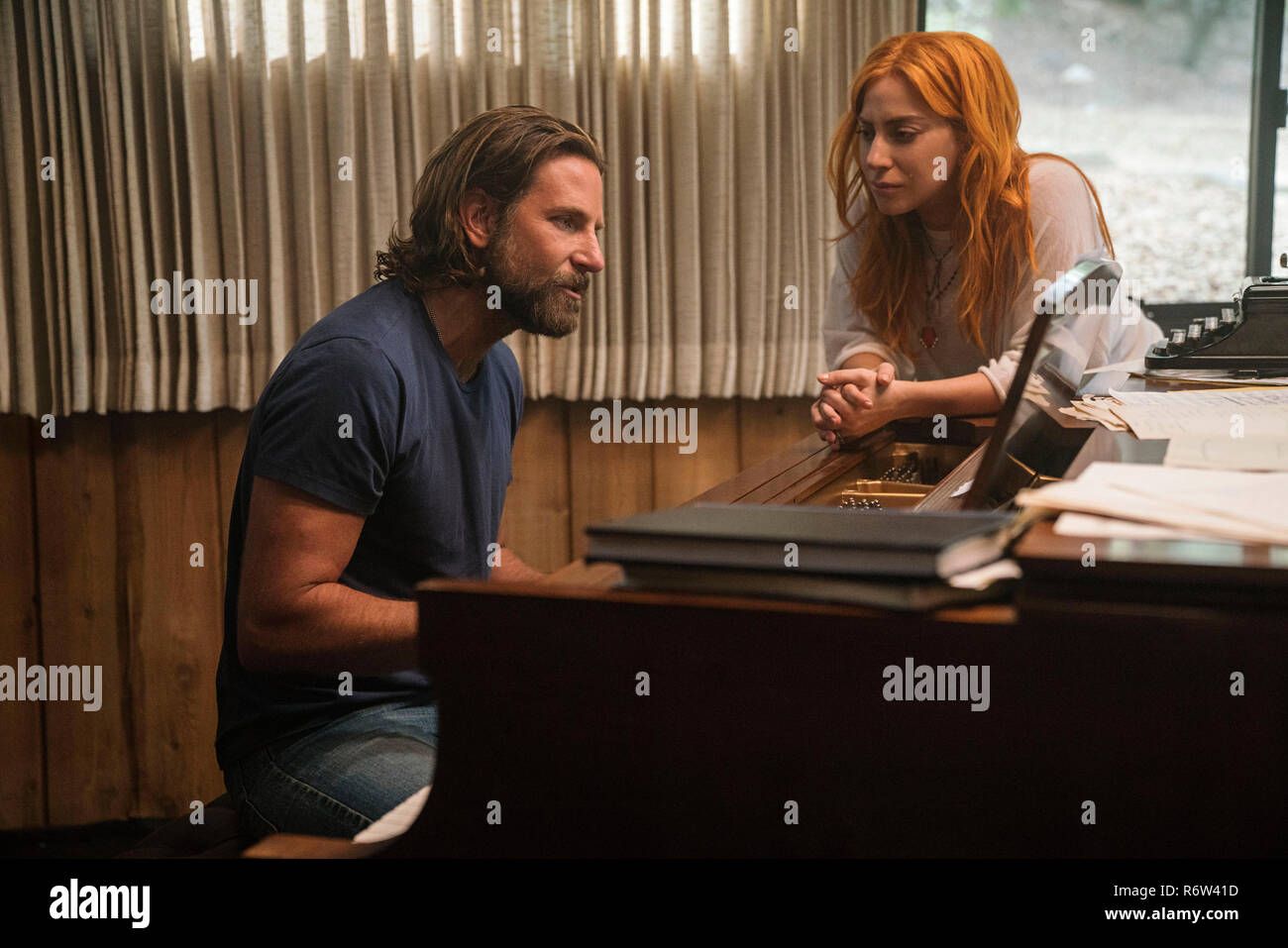 DATE DE SORTIE : 5 octobre 2018 TITRE : Une étoile est née STUDIO : Gerber Photos Réalisateur : Bradley Cooper PLOT : un musicien aide une jeune chanteuse et actrice trouver la gloire, même que l'âge et l'alcoolisme envoyer sa propre carrière dans une spirale vers le bas.. Avec : BRADLEY COOPER à Jackson dans le Maine, Lady Gaga comme allié. (Crédit Image : © Gerber Photos/Images de divertissement) Banque D'Images