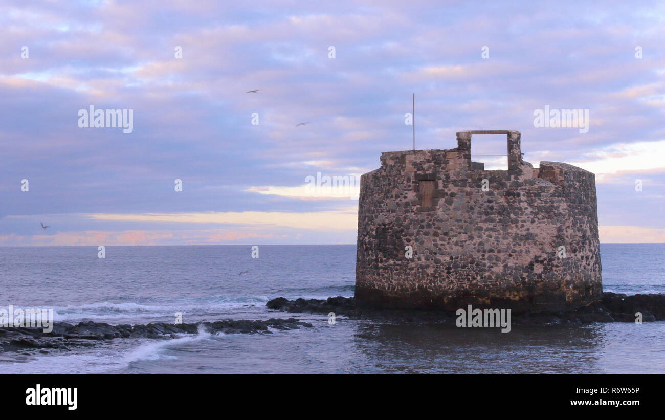 Castillo en el mar château sur la mer. Banque D'Images