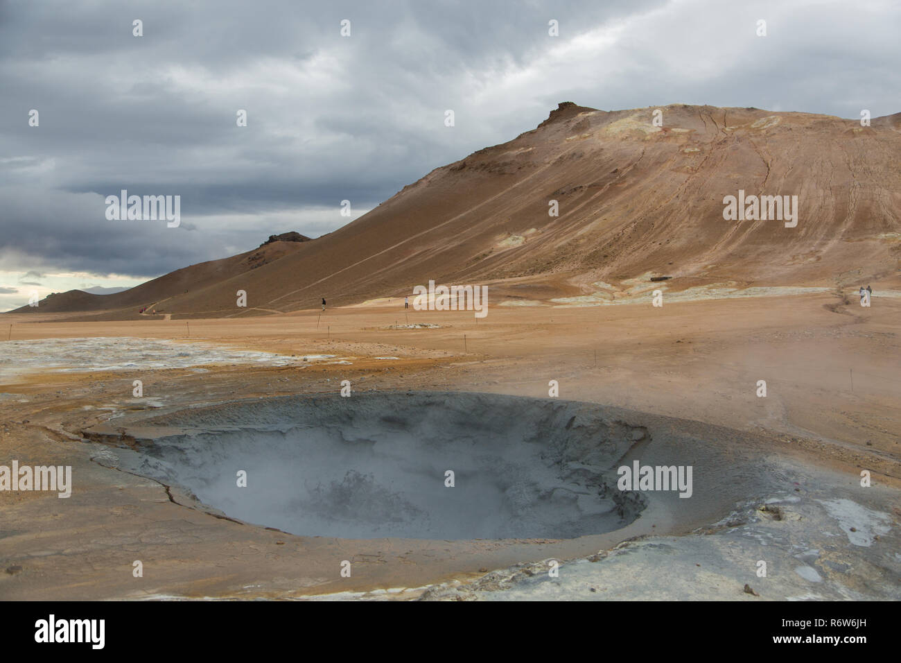 Des piscines de boue géothermique à Hverir, Namafjall, Islande Banque D'Images