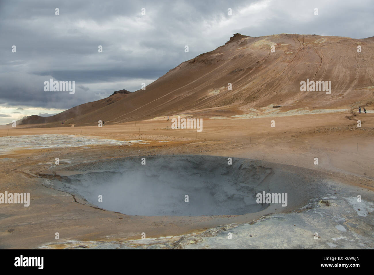 Des piscines de boue géothermique à Hverir, Namafjall, Islande Banque D'Images