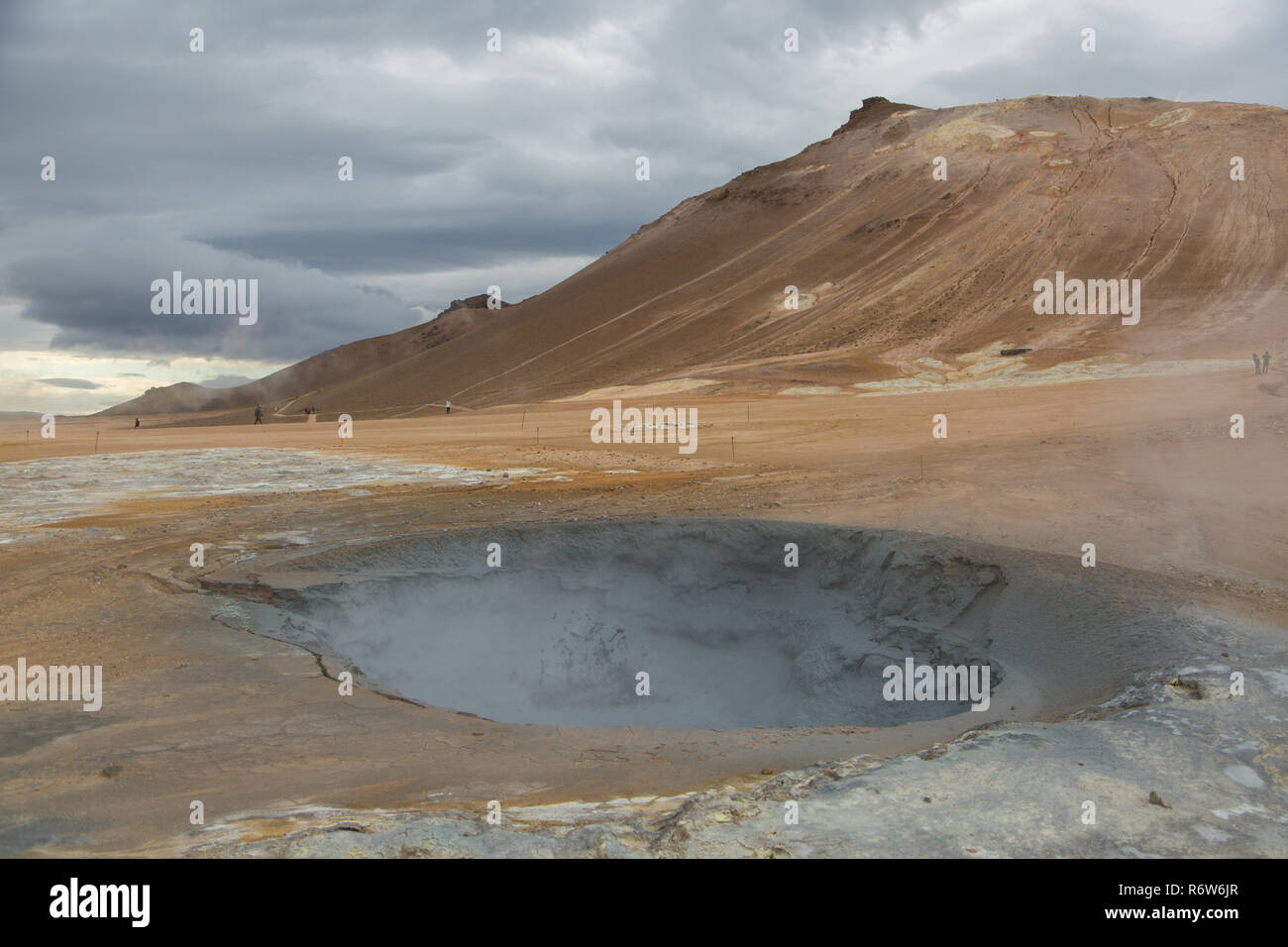 Des piscines de boue géothermique à Hverir, Namafjall, Islande Banque D'Images