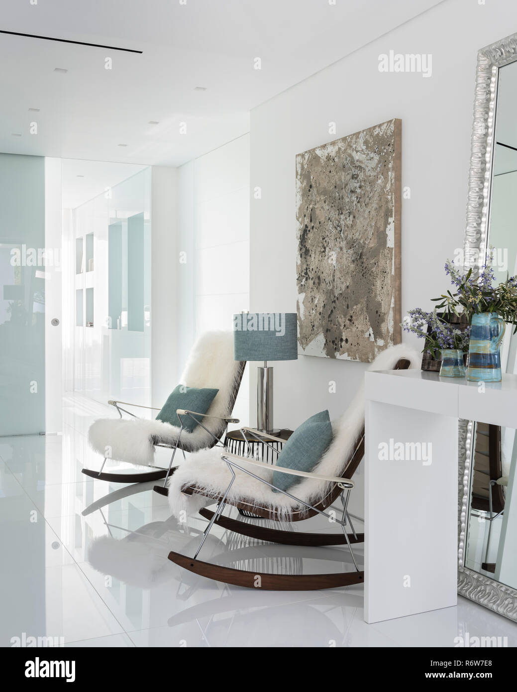 Paire de fauteuils modernes avec la fourrure plaids et coussins coordonner à la lampe dans le neuf villa, Quinta do Lago Banque D'Images