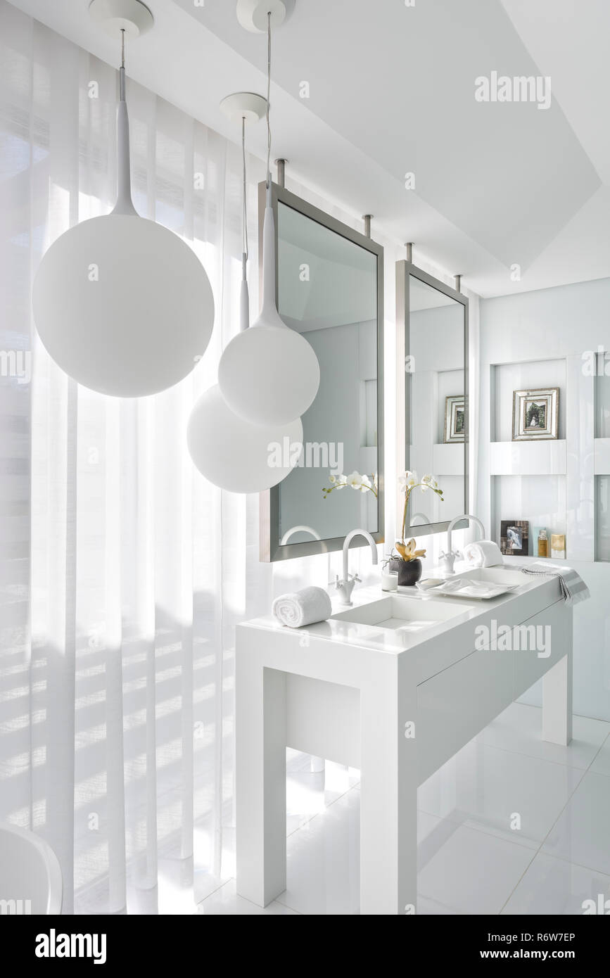 Deux lavabos avec miroirs et d'argent pendentif blanc teintes en nouvelle construction villa, Quinta do Lago Banque D'Images