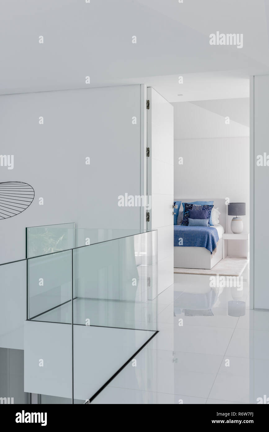 Vue à travers la porte de chambre à coucher à partir de l'atterrissage avec verre bannister dans le neuf villa, Quinta do Lago Banque D'Images