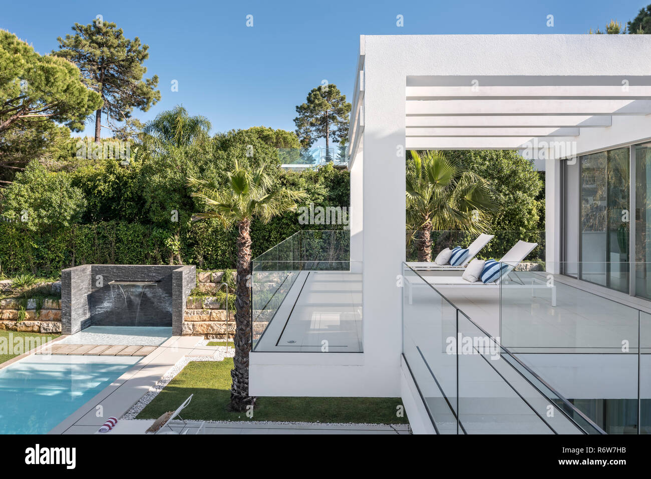 Piscine et pelouse sur un terrain de nouvelle construction villa, Quinta do Lago balcon ombragé coin et passerelle surélevée, nouvelle construction, villa Quinta do Lago Banque D'Images