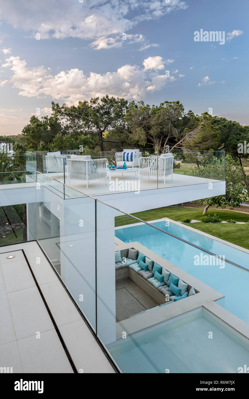 Et d'un balcon avec coin salon en contrebas des bassins de l'eau, nouvelle construction, villa Quinta do Lago Banque D'Images