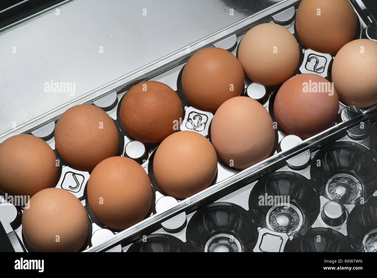 Une boîte en plastique de produits frais bio brown des œufs Banque D'Images