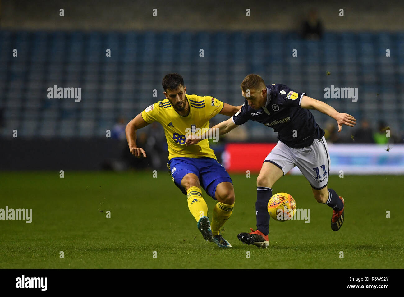 28 novembre 2018, le Den, Millwall, Angleterre ; Sky Bet EFL Championship Millwall v Birmingham City ; Shane Ferguson (11) de batailles avec défenseur Millwall Crédit : Phil Westlake/News Images images Ligue de football anglais sont soumis à licence DataCo Banque D'Images