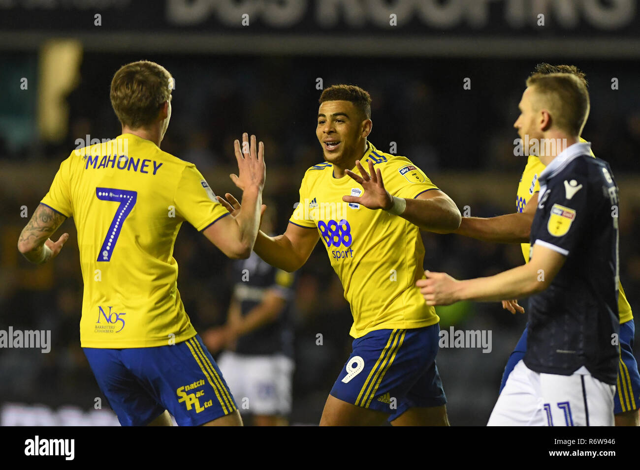 28 novembre 2018, le Den, Millwall, Angleterre ; Sky Bet EFL Championship Millwall v Birmingham City ; che Adams (09) de Birmingham célèbre après son tir est dévié dans 1-0 Crédit : Phil Westlake/News Images images Ligue de football anglais sont soumis à licence DataCo Banque D'Images