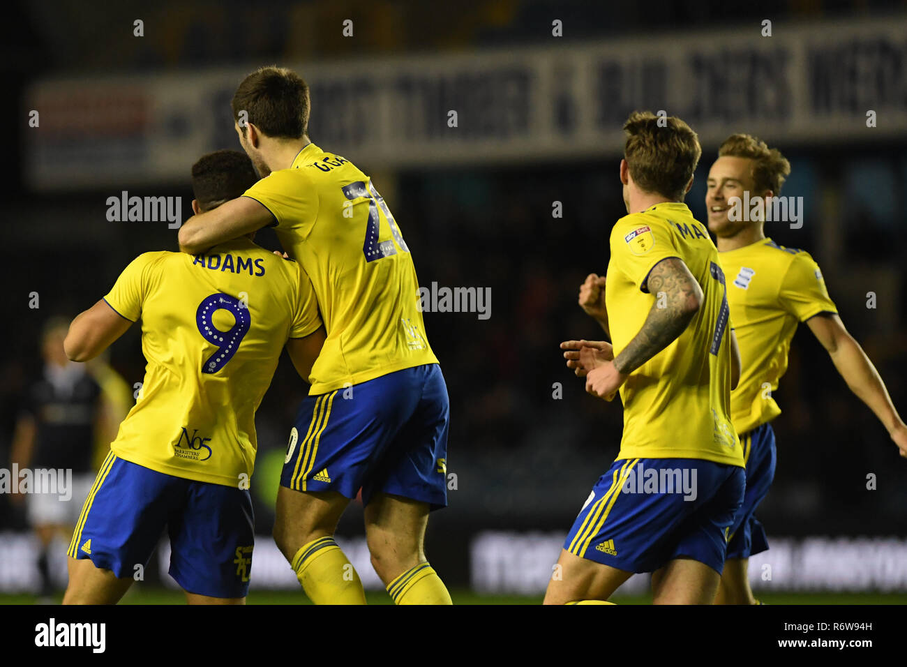 28 novembre 2018, le Den, Millwall, Angleterre ; Sky Bet EFL Championship Millwall v Birmingham City ; che Adams (09) de Birmingham célèbre après son tir est dévié dans 1-0 Crédit : Phil Westlake/News Images images Ligue de football anglais sont soumis à licence DataCo Banque D'Images