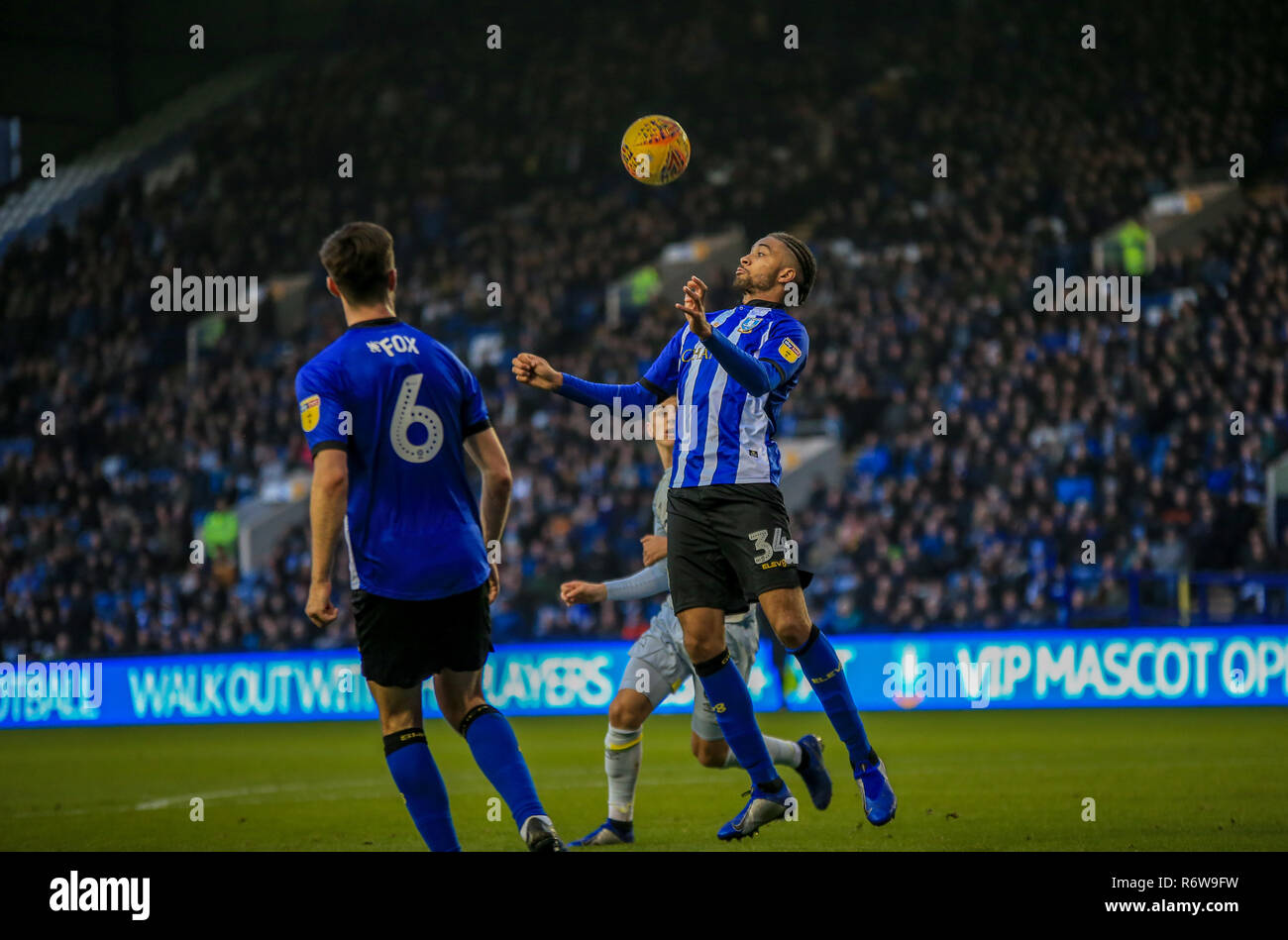 24 novembre 2018, Hillsborough, Sheffield, Angleterre ; Sky Bet Championship, Sheffield Wednesday v Derby County : Michael Hector de Sheffield Mercredi prenant le contrôle de la balle Crédit : Craig Milner/News Images images Ligue de football anglais sont soumis à licence DataCo Banque D'Images