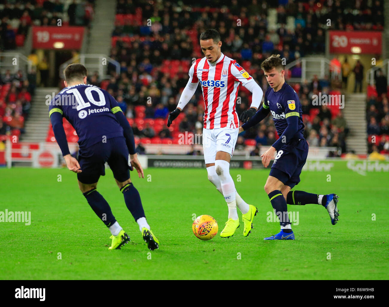 28 novembre 2018, Bet365 Stadium, Stoke-on-Trent, Angleterre ; Sky Bet Championship, Stoke City v Derby County ; Thomas Ince de Stoke City est confronté par Tom Lawrence de Derby County Credit : Conor Molloy/News Images images Ligue de football anglais sont soumis à licence DataCo Banque D'Images
