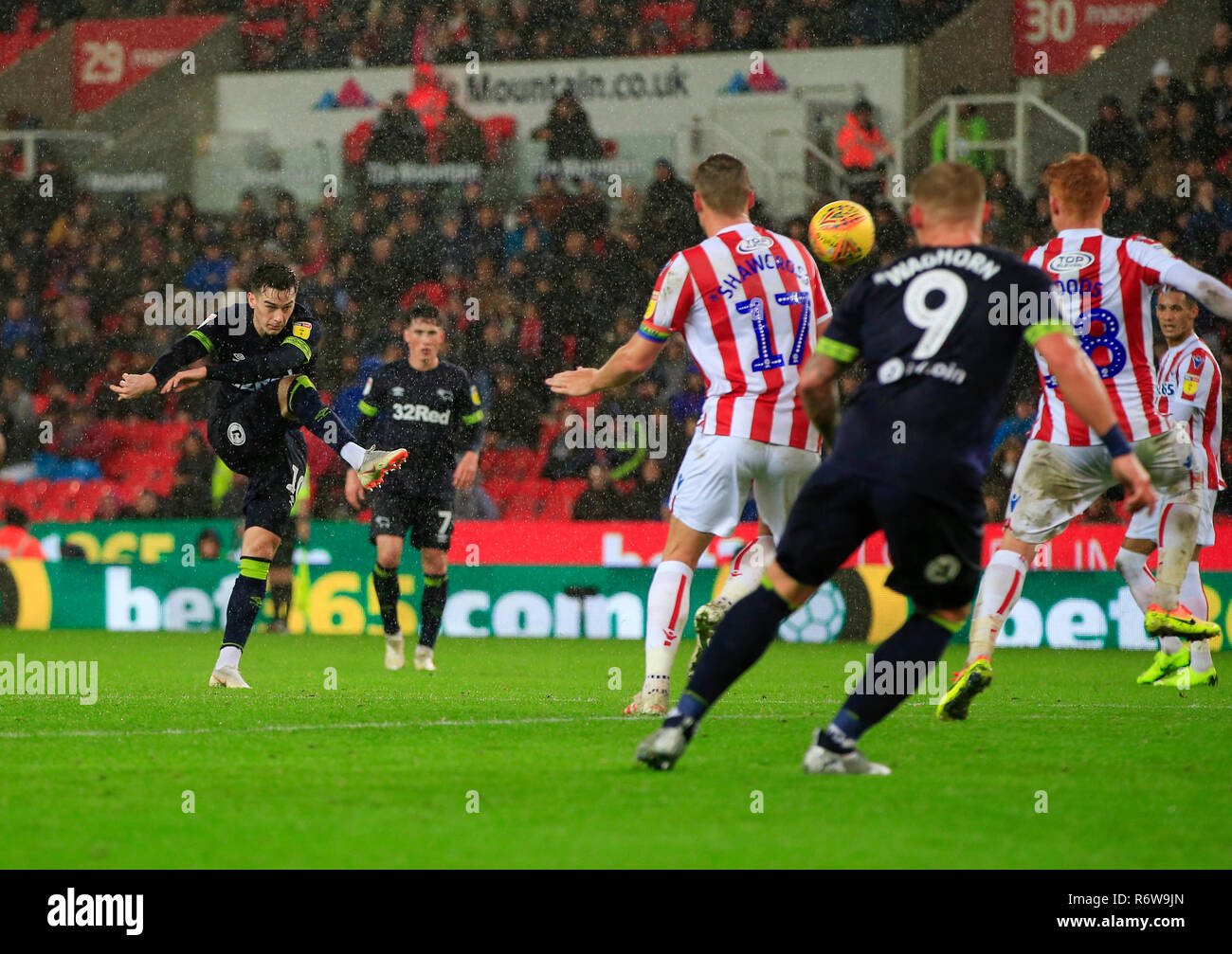 28 novembre 2018, Bet365 Stadium, Stoke-on-Trent, Angleterre ; Sky Bet Championship, Stoke City v Derby County ; Tom Lawrence de Derby County déclenche un tir au but Crédit : Conor Molloy/News Images images Ligue de football anglais sont soumis à licence DataCo Banque D'Images