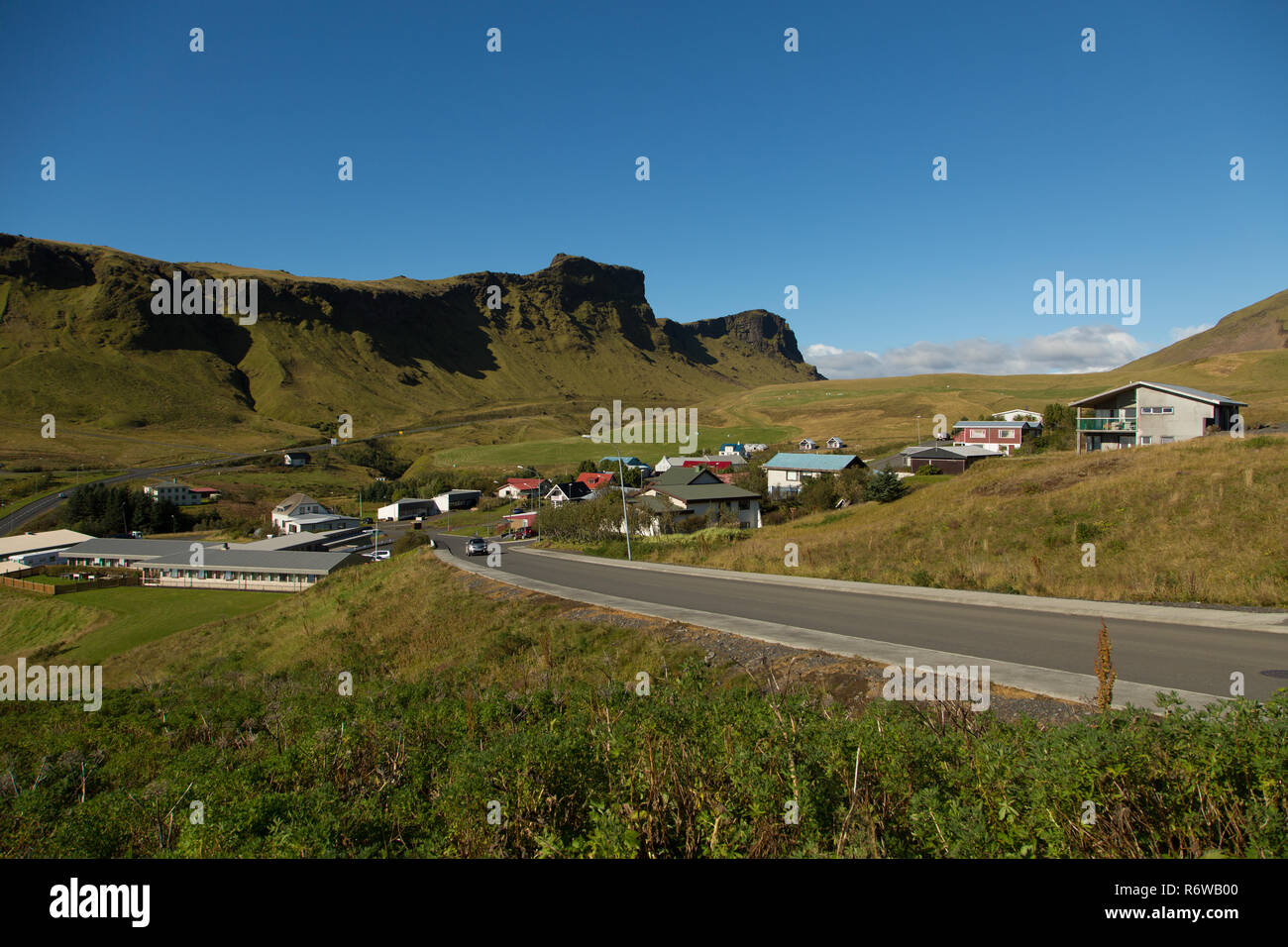 Vue paysage de Vik town / Village sur la côte sud de l'Islande sur une journée ensoleillée. Banque D'Images