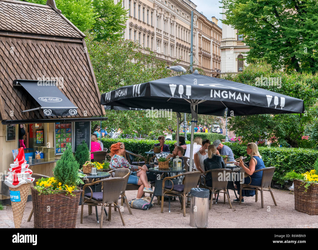 Café de la rue dans le parc Esplanadi (Esplanadin Puisto), Helsinki, Finlande Banque D'Images