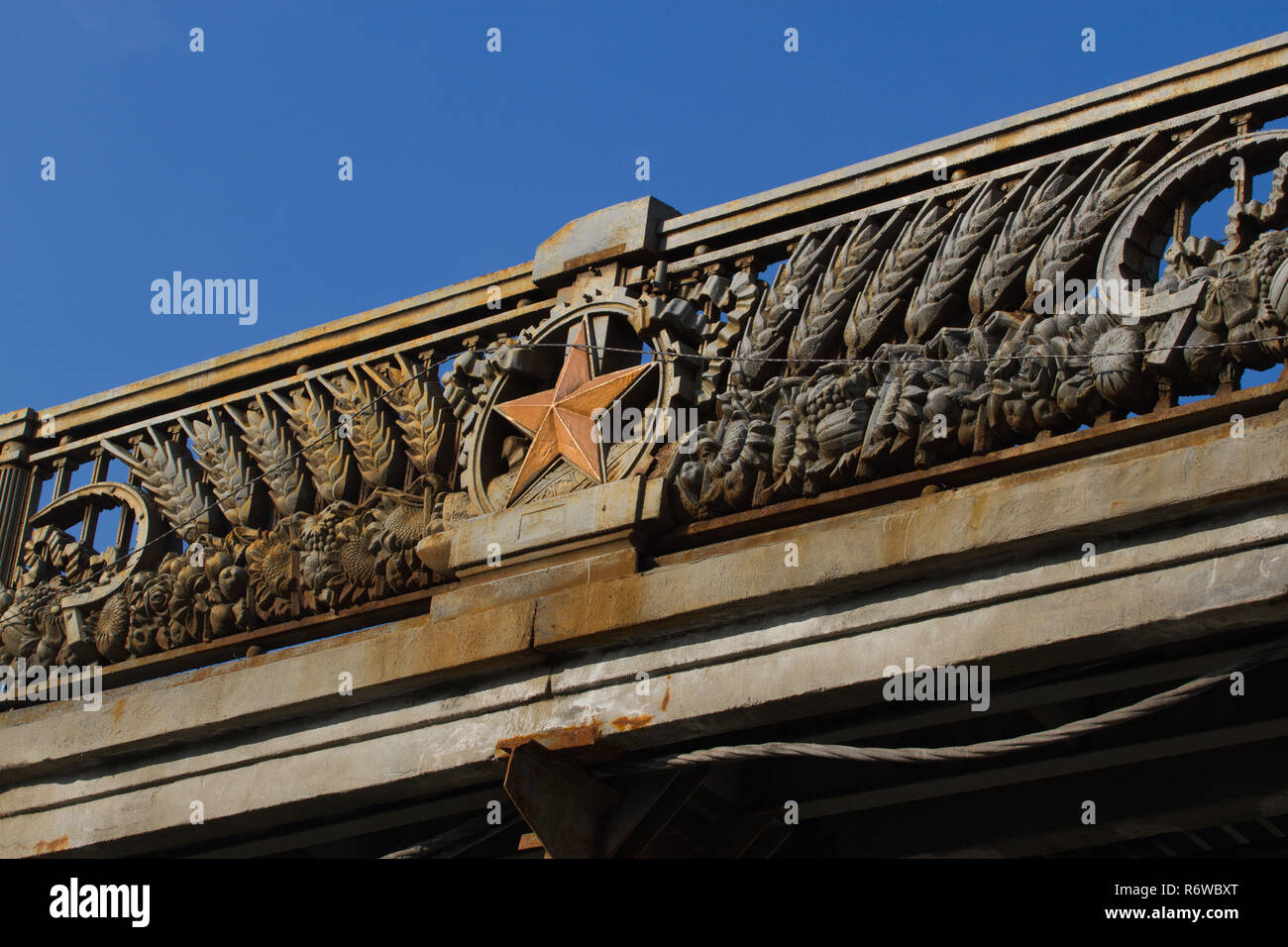 Pont Paton à Kiev soviétique décoré d'étoile à cinq branches et fonte Banque D'Images