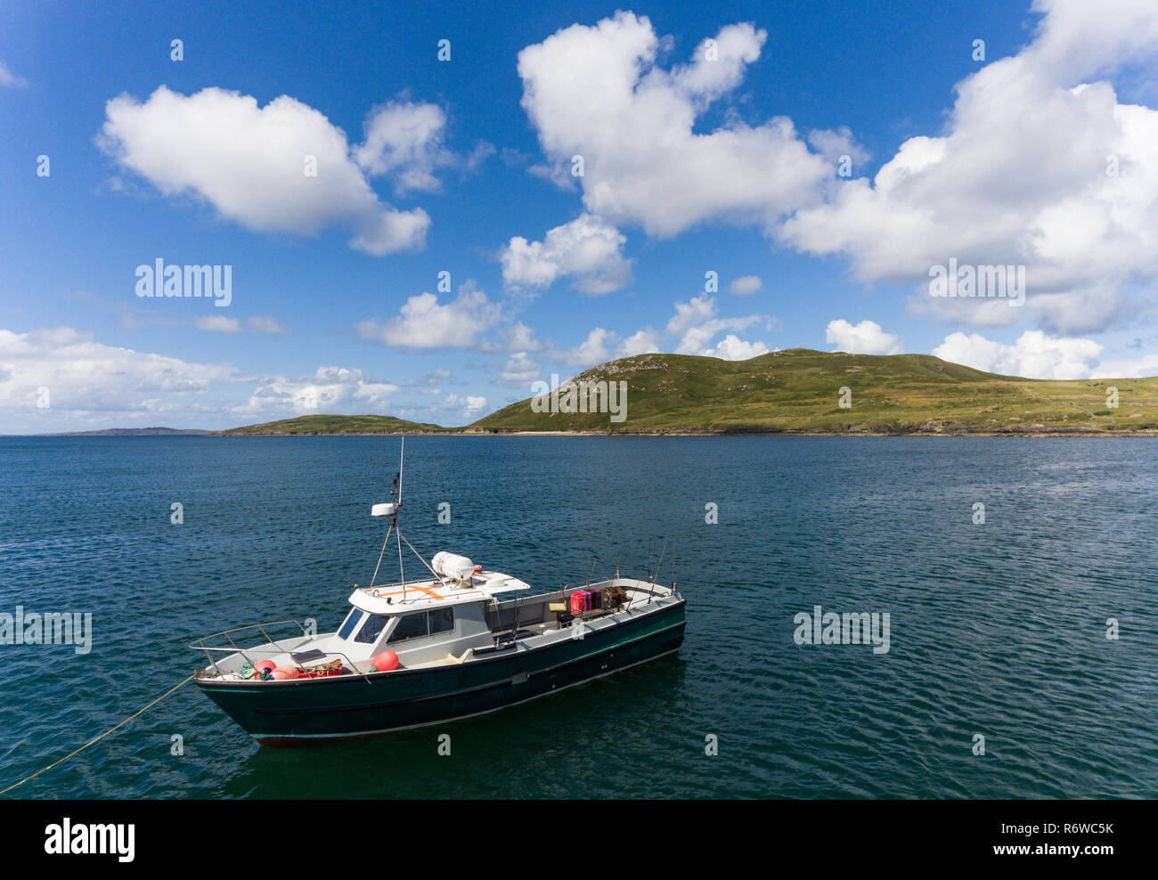 Petit bateau de pêche amarré sur la côte ouest du Connemara en Irlande Banque D'Images