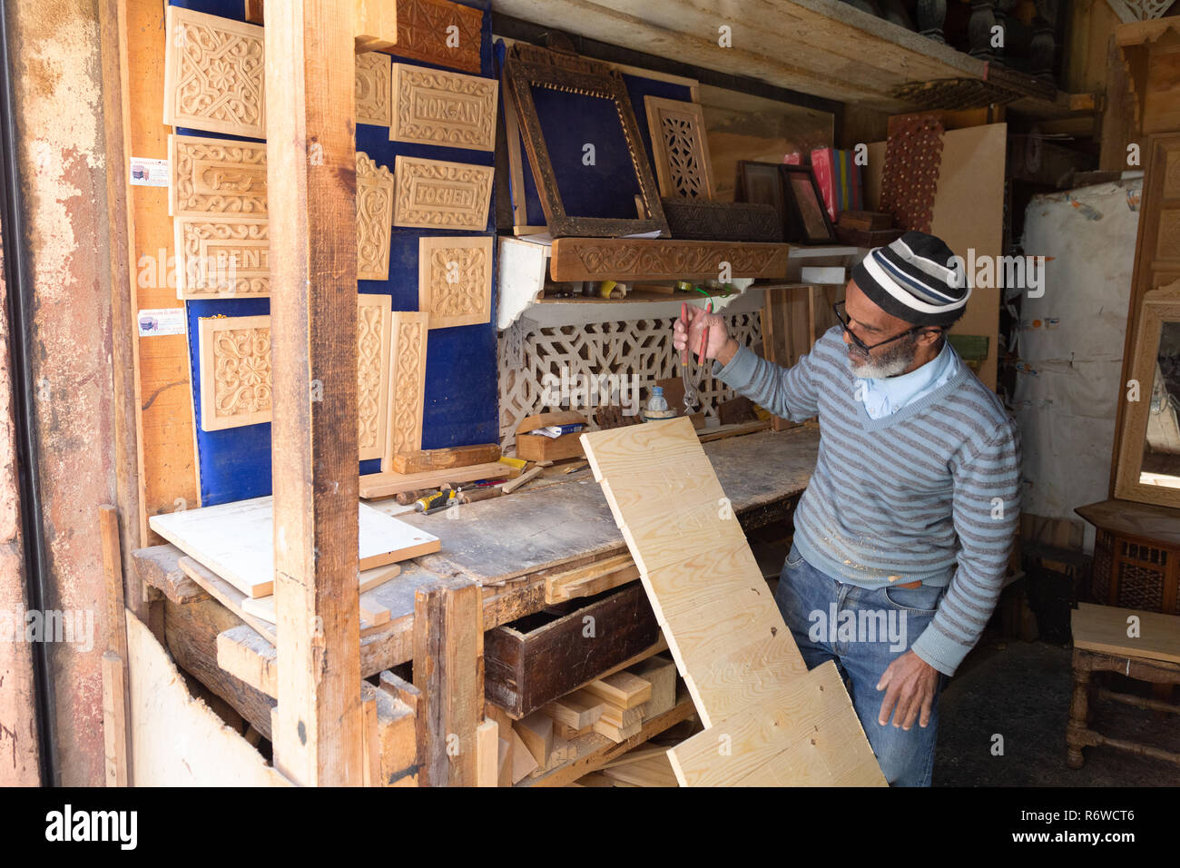 Artisanat du Maroc - un artisan travaillant avec du bois, de la médina de Marrakech, Marrakech, Maroc, Afrique du Sud Banque D'Images