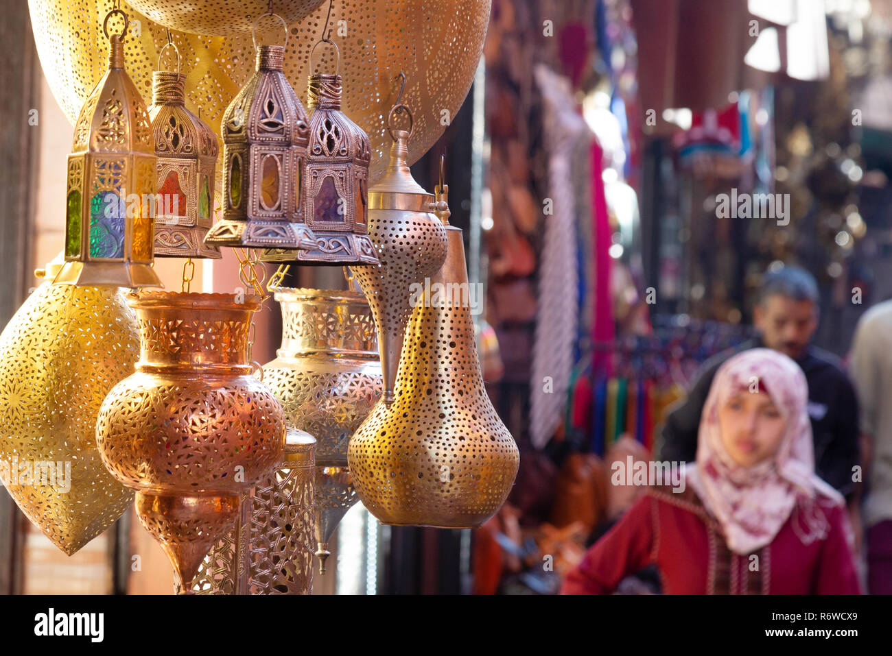 Souk de Marrakech - les gens de shopping dans les souks, la médina de Marrakech, Marrakech, Maroc, Afrique du Nord Banque D'Images