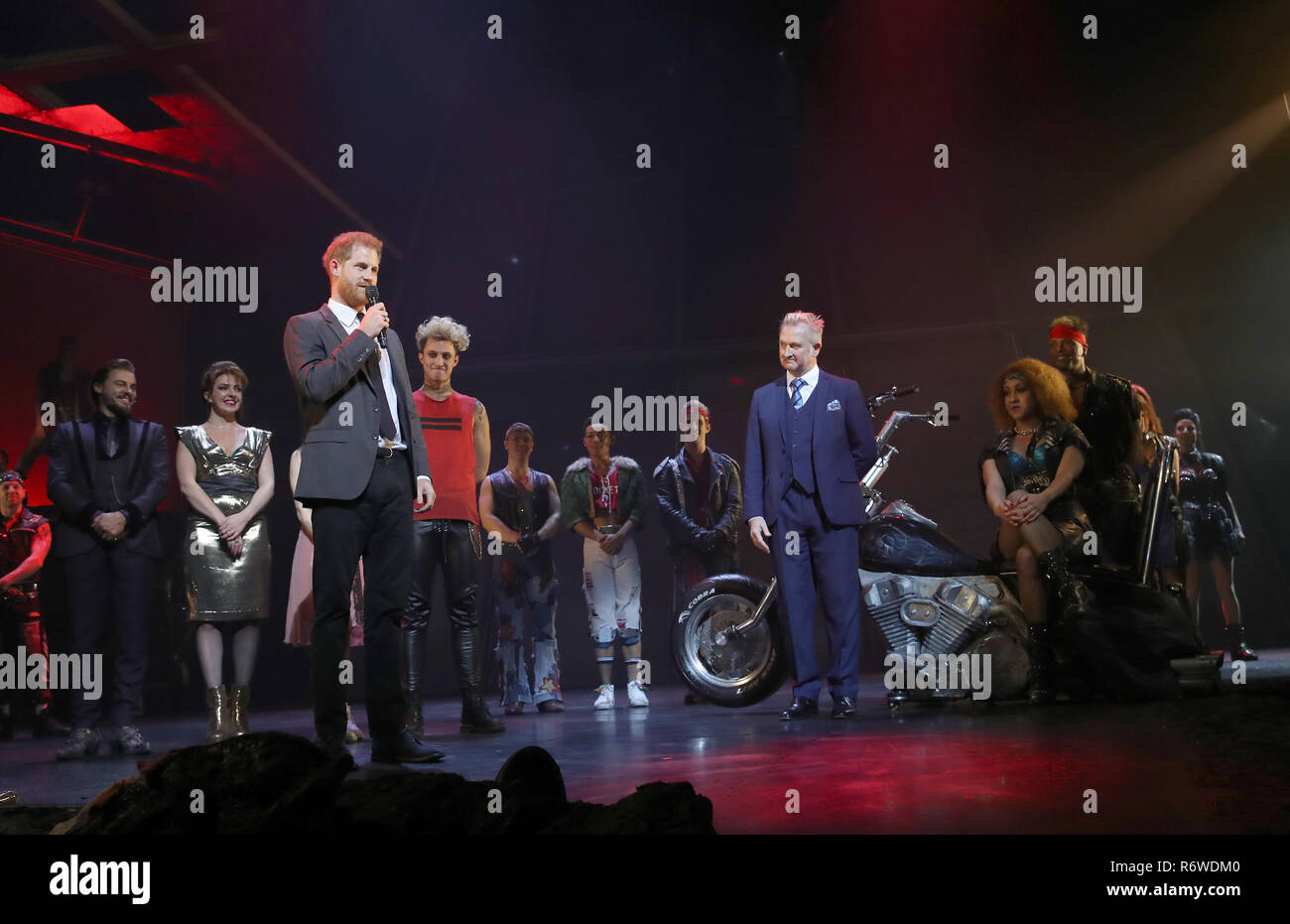 Le duc de Sussex adresse à l'auditoire avec son producteur et acteurs de l'avant d'un gala de la "Bat Out Of Hell - la comédie musicale", à l'appui de l'Invictus Games Foundation au Dominion Theatre, Londres. Banque D'Images