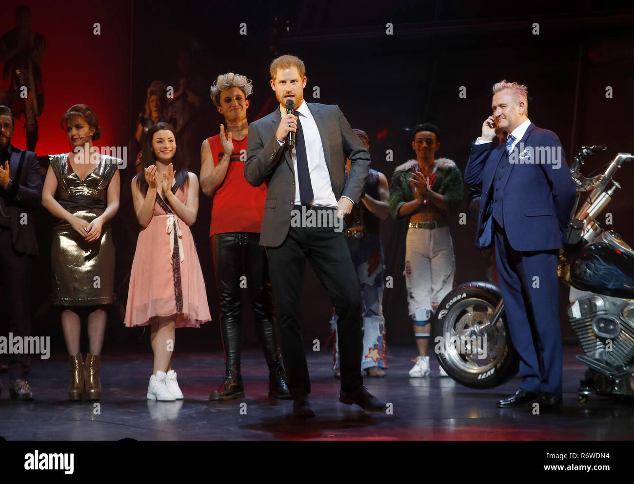 Le duc de Sussex adresse à l'auditoire avec son producteur et acteurs de l'avant d'un gala de la "Bat Out Of Hell - la comédie musicale", à l'appui de l'Invictus Games Foundation au Dominion Theatre, Londres. Banque D'Images