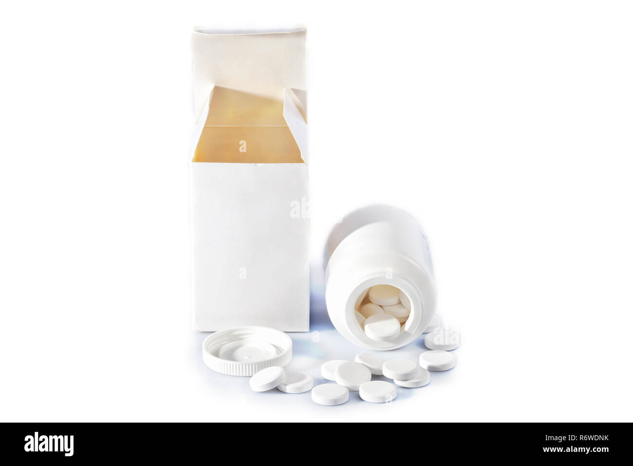 Une bouteille de comprimés de calcium à croquer avec fort isolé sur blanc. Banque D'Images