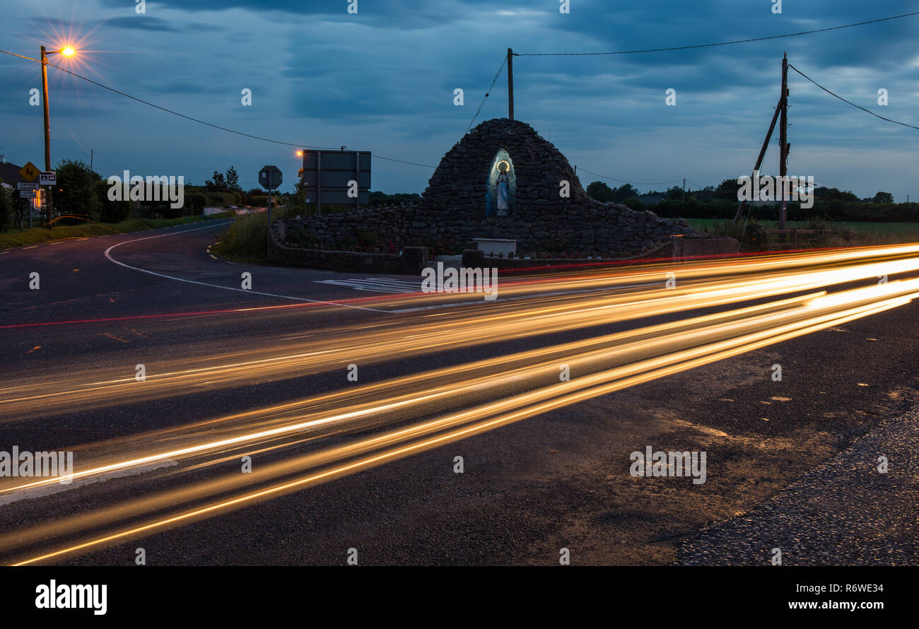 Location de légères stries passé un excès de carrefour saint statue dans l'Irlande rurale Banque D'Images