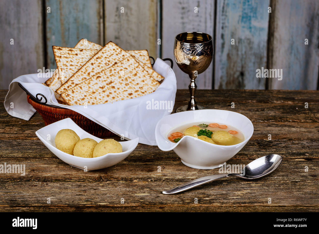 La matsa juive traditionnelle soupe à billes, boulettes à base de farine de Matsa - masse matzo. Banque D'Images