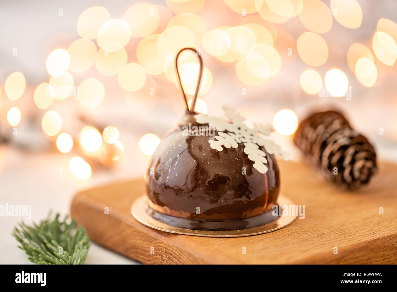 Mini Patisseries Dessert Mousse Au Chocolat Glace Lampes Garland Sur Bokeh Background Gateau Europeen Moderne La Cuisine Francaise Theme De Noel Snowflake Photo Stock Alamy