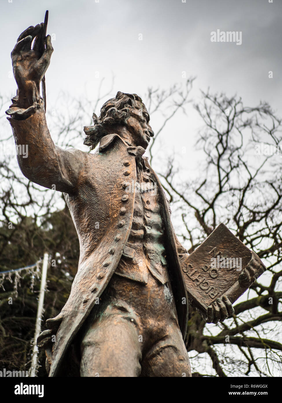 Statue de Thomas Paine Thetford - Thomas Paine un des pères fondateurs des États-Unis - né Thetford Norfolk UK - sculpteur Sir Charles Thomas Wheeler Banque D'Images