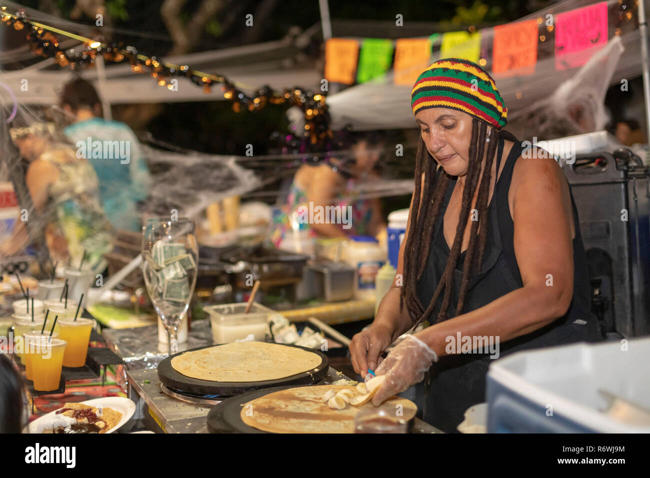 Kalapana, Hawaii - Des centaines d'assister à l'Kalapana marché nocturne tous les mercredis pour la musique, la danse, la nourriture, et de l'artisanat. L'événement a commencé par la fin de l'UNC Banque D'Images