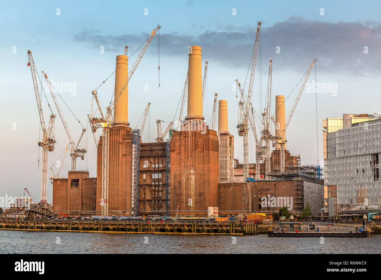 Battersea Power Station à Londres. Construit dans les années 1930 et 1950, decommisioned maintenant comme une centrale électrique, et réaménagée en logement et bureaux. Banque D'Images