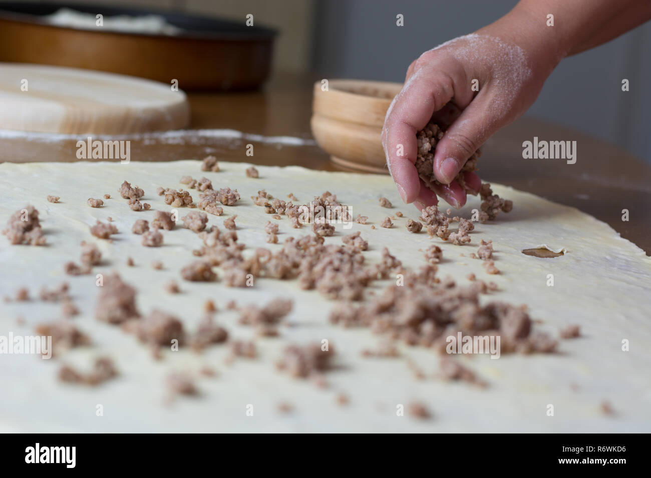 Femme faisant la pâte avec de la viande à la maison Banque D'Images