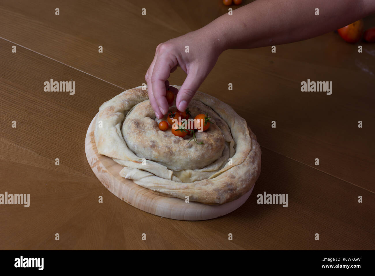 Tarte filo spirale burek avec tomates cerises Banque D'Images