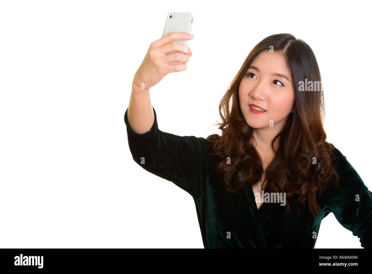 Jeune femme asiatique en tenant avec selfies téléphone mobile Banque D'Images