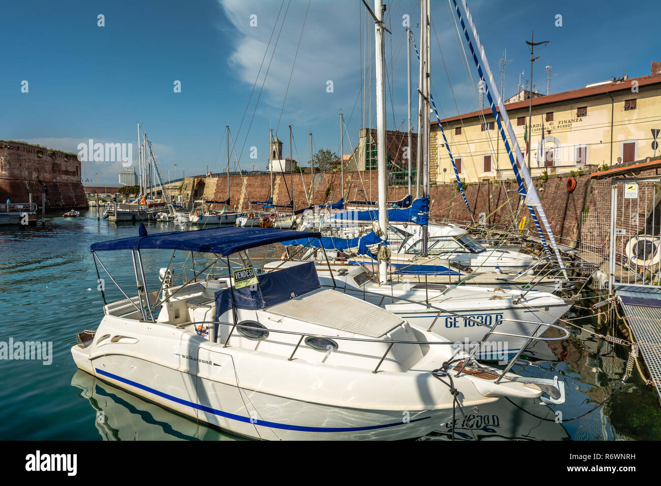 Vue de la Fortezza Vecchia, une ancienne forteresse avec une tour située à Livourne, sur un domaine que beaucoup appellent la petite Venise, Toscane, Italie Banque D'Images