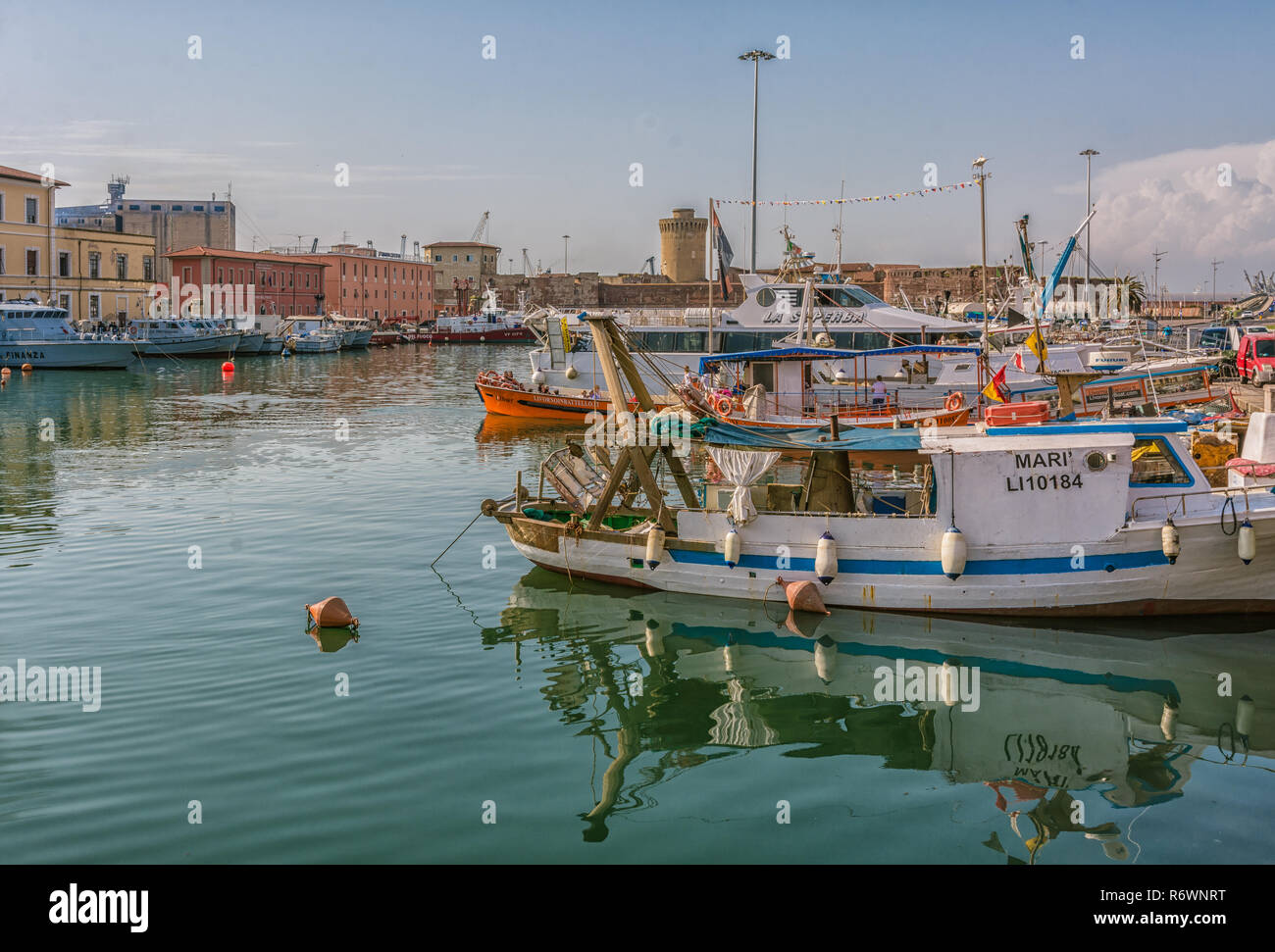 Vue de la Fortezza Vecchia, une ancienne forteresse avec une tour située à Livourne, sur un domaine que beaucoup appellent la petite Venise, Toscane, Italie Banque D'Images